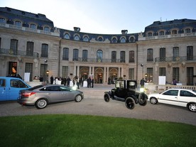 Rezidence velvyslance USA v Praze s vozy Ford