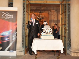 Jan Laube s narozeninovým dortem pro Ford