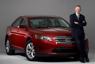 Alan Mulally a Ford Taurus