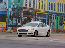 Autonomní Ford Fusion v Mcity