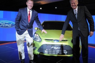 Alan Mulally (vlevo) představuje Ford Figo