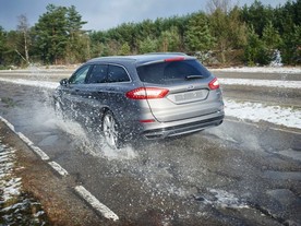Ford předvídá výmoly v silnici