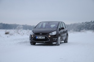 autoweek.cz - Ford S-MAX 2,0 TDCi Titanium - přítel na cestách