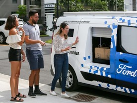 Ford a Postmates v Miami provozují prototyp Fordu Transit Connect se třemi speciálními schránkami na zboží