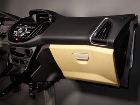 Ford - přihřádka z kompozitního materiálu NFCmateriálu 