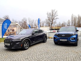 Ford Mustang Mach E a Explorer