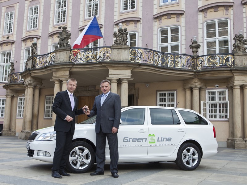 Elektrická Octavia jezdí na Pražském hradě