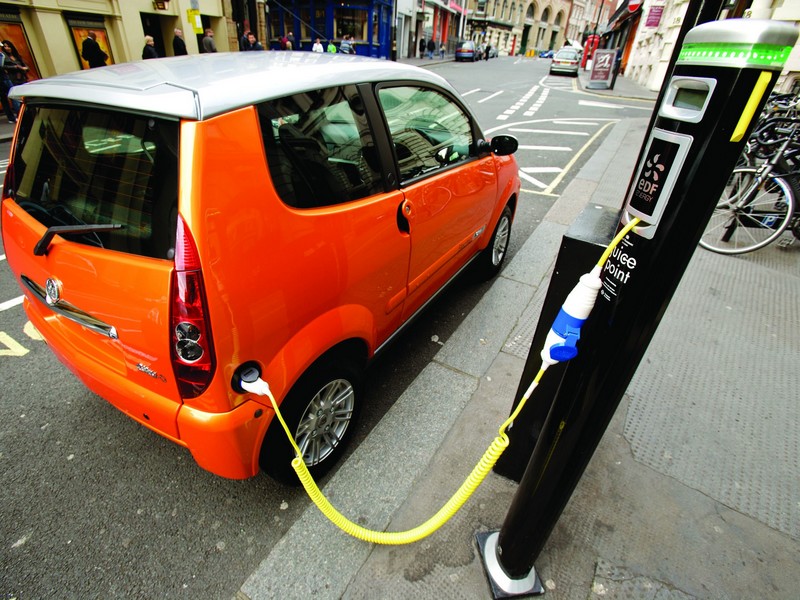 Elektrické automobily ženou automobilový průmysl do pasti
