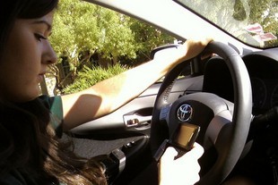 autoweek.cz - Telefon je za volantem vždy nebezpečný