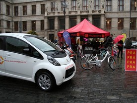 autoweek.cz - Magistrát přebral vysoutěžené elektromobily