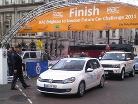 Volkswagen Golf Blue e-motion a Land Rover Range e