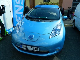 Opravdu zelená mobilita: Nissan Leaf se záhonem na střeše
