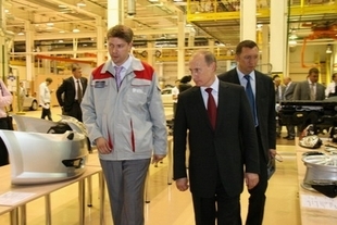 Valdimír Putin a Oleg Děripaska na návštěvě GAZu