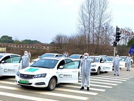 Pohotovostní flotila služby Geely CaoCao pro bezplatnou dopravu ve Wuhanu