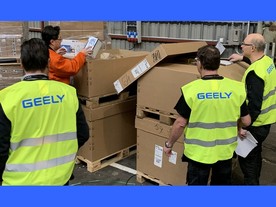 Vybalování zásilky zdravotnického materiálu v Geely Sweden