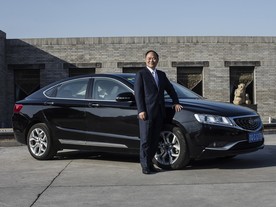Li Shufu s luxusním  vozem Geely