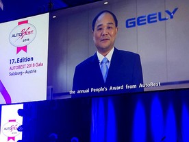 Li Shufu při přebírání ceny ManBest 2017