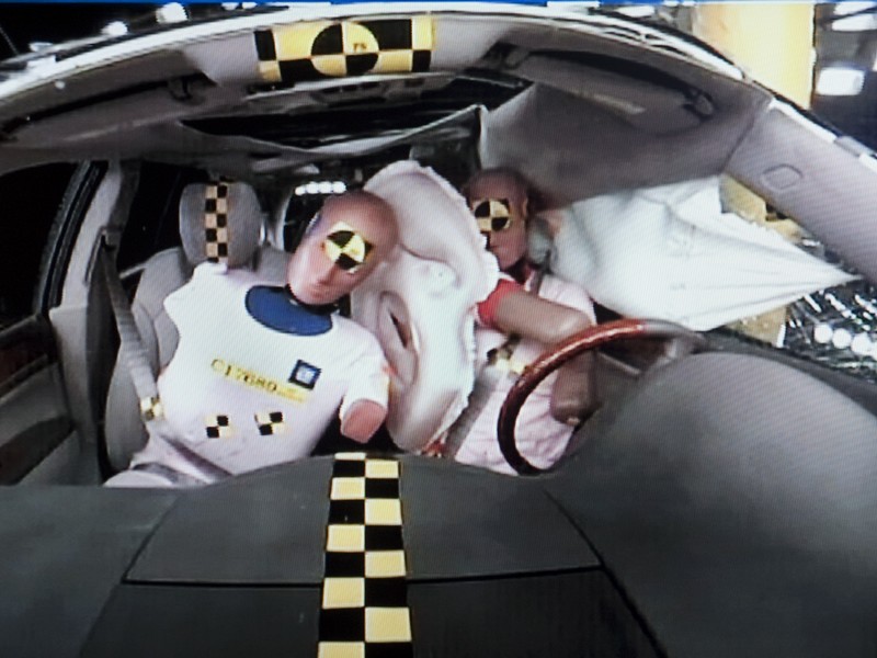 GM představuje přední centrální airbag