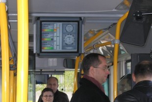 Cestující v autobusu mají přehled o stavu náplní všech tří zdrojů energi