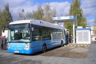 Tankování vodíku do zkušebního autobusu