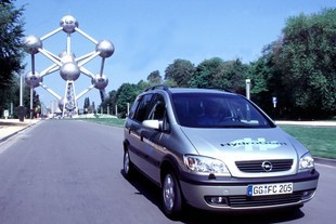 Opel HydroGen1 při prezentaci v Bruselu