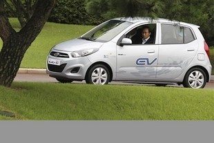 Hyundai BlueOn FSEV a korejský president Lee Myung-Bak u Cheong Wa Dae
