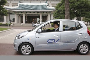 Hyundai BlueOn FSEV a korejský president Lee Myung-Bak u Cheong Wa Dae