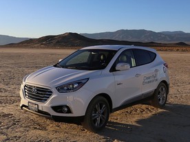 Hyundai Tucson Fuel Cell na vyschlém dně jezera Soggy 