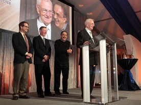 Odborář Bob King, Alan Mulally, Sergio Marchionne a Lee Iacocca v roce 2010