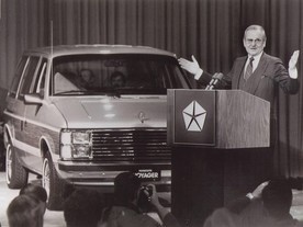 Iacocca představuje první minivan Plymouth Voyager