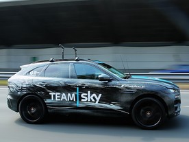 Jaguar F-Pace při Tour de France