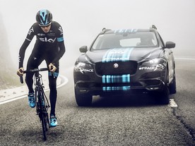 Jaguar F-Pace při Tour de France