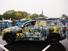 Jaguar F-Pace v cíli Tour de France v Paříži
