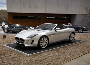 Jaguar F-TYPE a za ním D-type aE-type