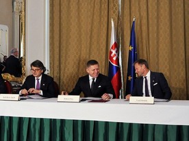 Generální ředitel společnosti JLR Ralf Speth, premiér Robert Fico a ministr hospodářství Vazil Hudák  