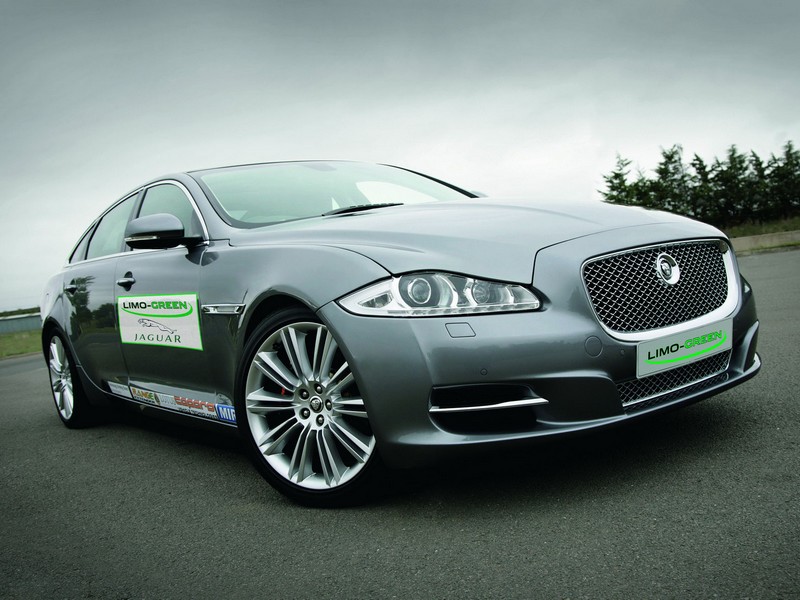 Hybridní Jaguar XJ Limo Green