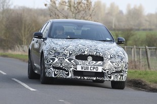 Prototyp Jaguar XF při testování