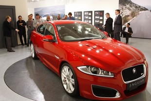 Jaguar XF-R - před vozem je šéfdesignér JLR Ian Callum