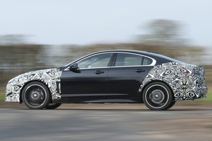 Prototyp Jaguar XF při testování