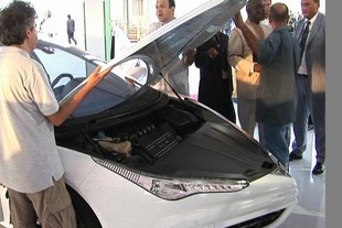 Pohled pod kapotu nepotvrzuje tvrzení, že motor je V6
