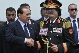 Kaddáfí s italským premiérem Berlusconim