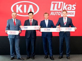 Kia v Praze otevřela první autosalon v novém designovém standardu Red Cube
