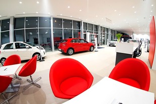 Kia v Praze otevřela první autosalon v novém designovém standardu Red Cube