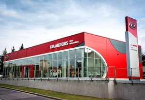 Kia v Praze otevřela první autosalon v novém designovém standardu Red Cube