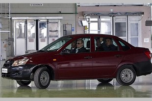 Putin s Ladou Granta jede ve výrobní hale