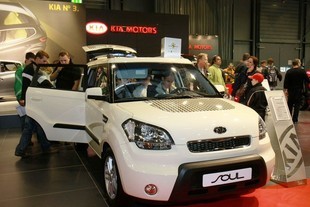 autoweek.cz - Žena a auto na autosalonu v Brně