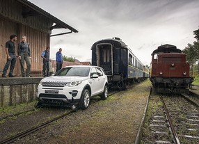 Land Rover Discovery Sport 200 Tdi táhnoucí vlak ve Švýcarsku