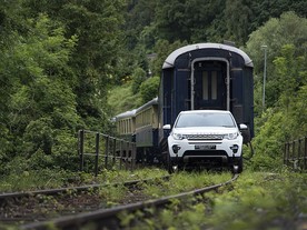 Land Rover Discovery Sport 200 Tdi táhnoucí vlak ve Švýcarsku
