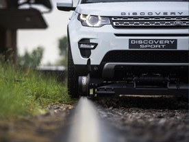 Land Rover Discovery Sport 200 Tdi táhnoucí vlak ve Švýcarsku