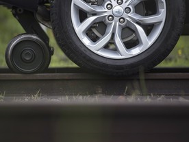 Land Rover Discovery Sport 200 Tdi táhnoucí vlak ve Švýcarsku